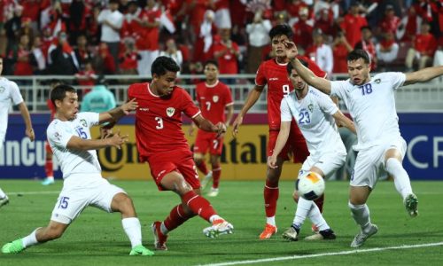 Pemain belakang timnas Indonesia Muhammad Ferarri (kedua dari kiri) ditempel ketat gelandang Uzbekistan Umarali Rakhmonaliev (kiri) saat terjadi kemelut di muka gawang Uzbekistan ketika kedua tim berlaga di semifinal Piala Asia U23 di Abdullah Bin Khalifa Stadium, Doha, Senin (29/4/2024). Sumber: Istimewa