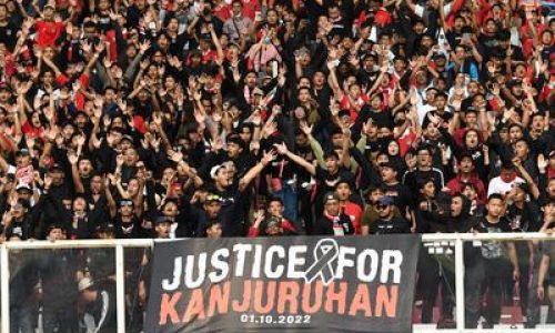 Spanduk terbentang sebagai tuntutan untuk mengusut tuntas tragedi kanjuruhan.