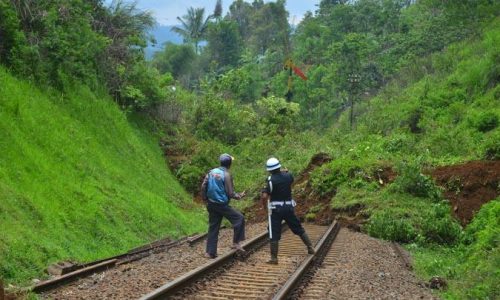 Petugas terlihat memeriksa material longsor yang menutupi jalur kereta api di KM 233 Cipendey, Kabupaten Garut, Jawa Barat. 23/11/2017. Terdapat delapan titik longsor yang menyebabkan jalur kereta api lintas selatan yang menuju Bandung-Jakarta tidak dapat digunakan, sehingga jalur tersebut dialihkan ke jalur utara. Adeng Bustomi/ANTARA FOTO.