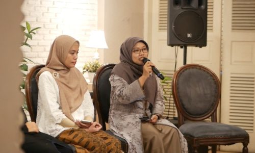 Humairoh Ahnadi (Forum Zakat) bersama Etika (Dompet Dhuafa) dalam pemaparan media ghatering Perempuan Pahlawan Zakat yang diselenggarakan oleh Forum Zakat